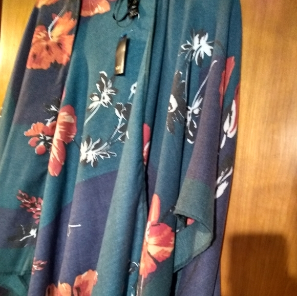 Open front floral poncho - Picture 5 of 5